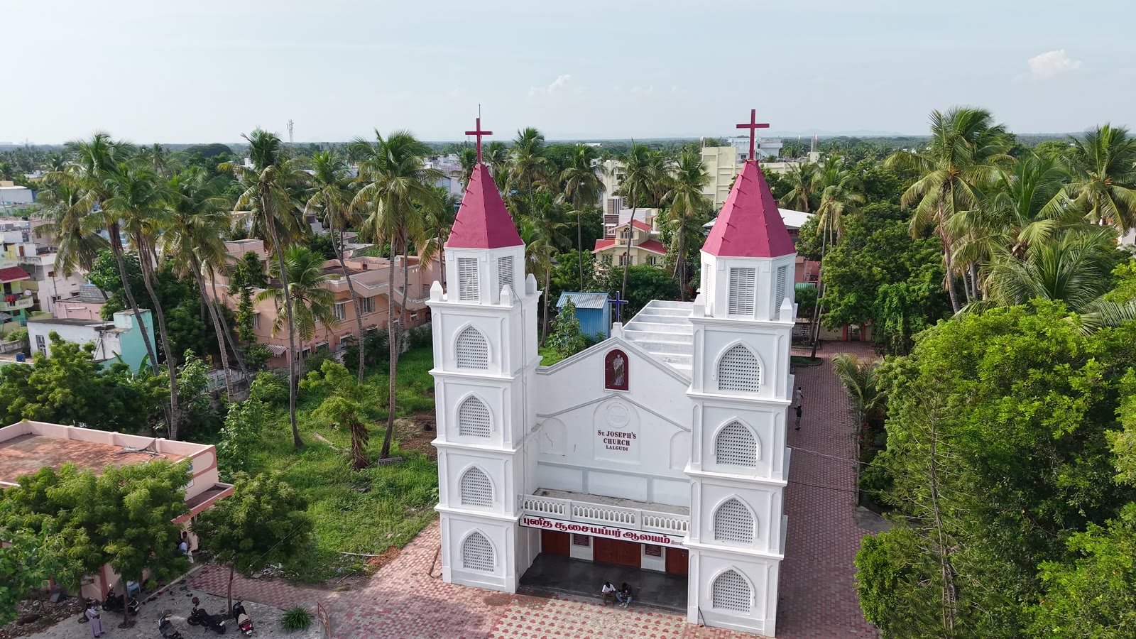 தென்னந்தோப்புகளுக்கு நடுவே அமைந்துள்ள ஆலயத்தின் காட்சி