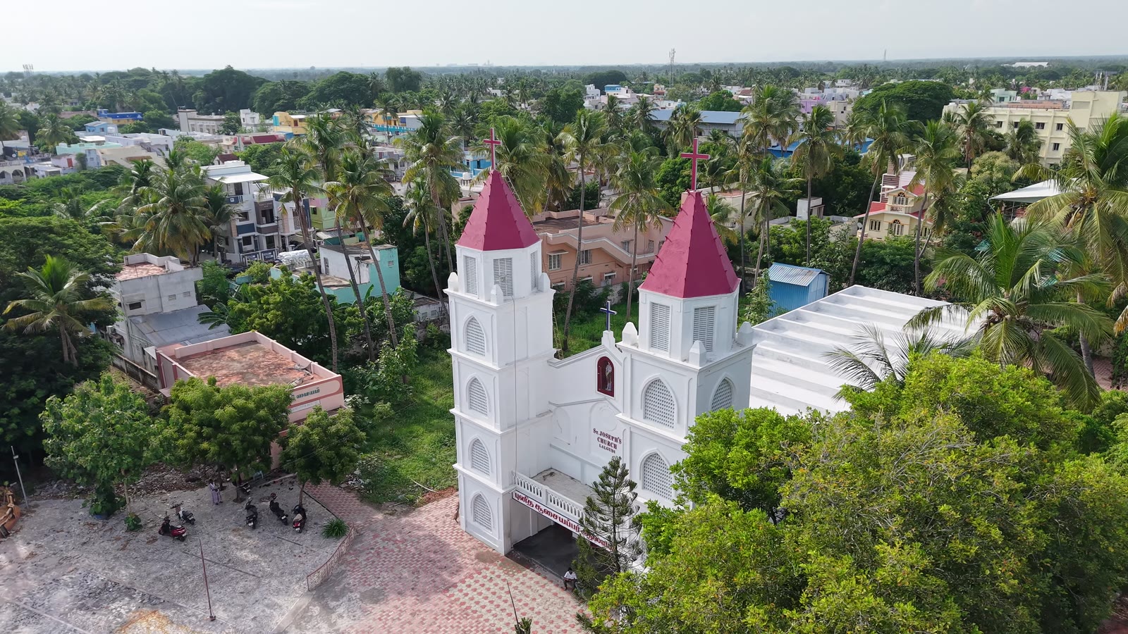 ஆலய முற்றத்தையும் சுற்றுப்புற வீதிகளையும் காட்டும் காட்சி