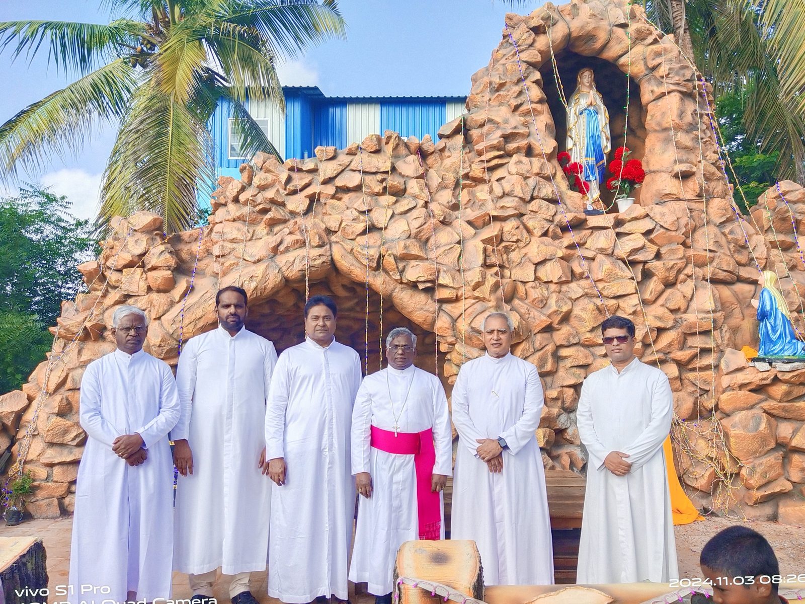 ஆயர் மற்றும் குருக்கள் குகை ஆலயத்தில்