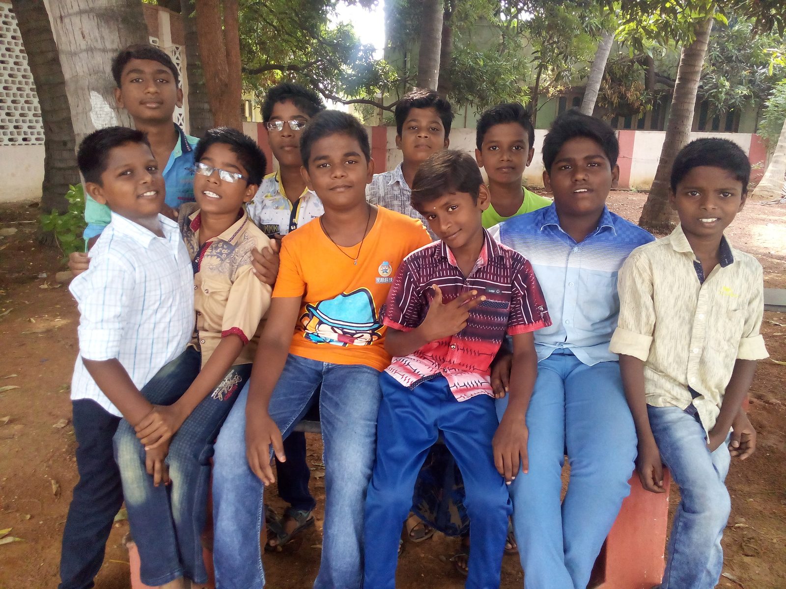 திருப்பலியில் பிரார்த்தனை செய்யும் சிறுவர்கள்