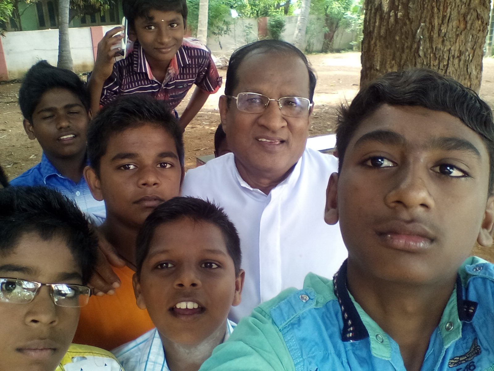 திருப்பலியில் சிறுவர்கள்
