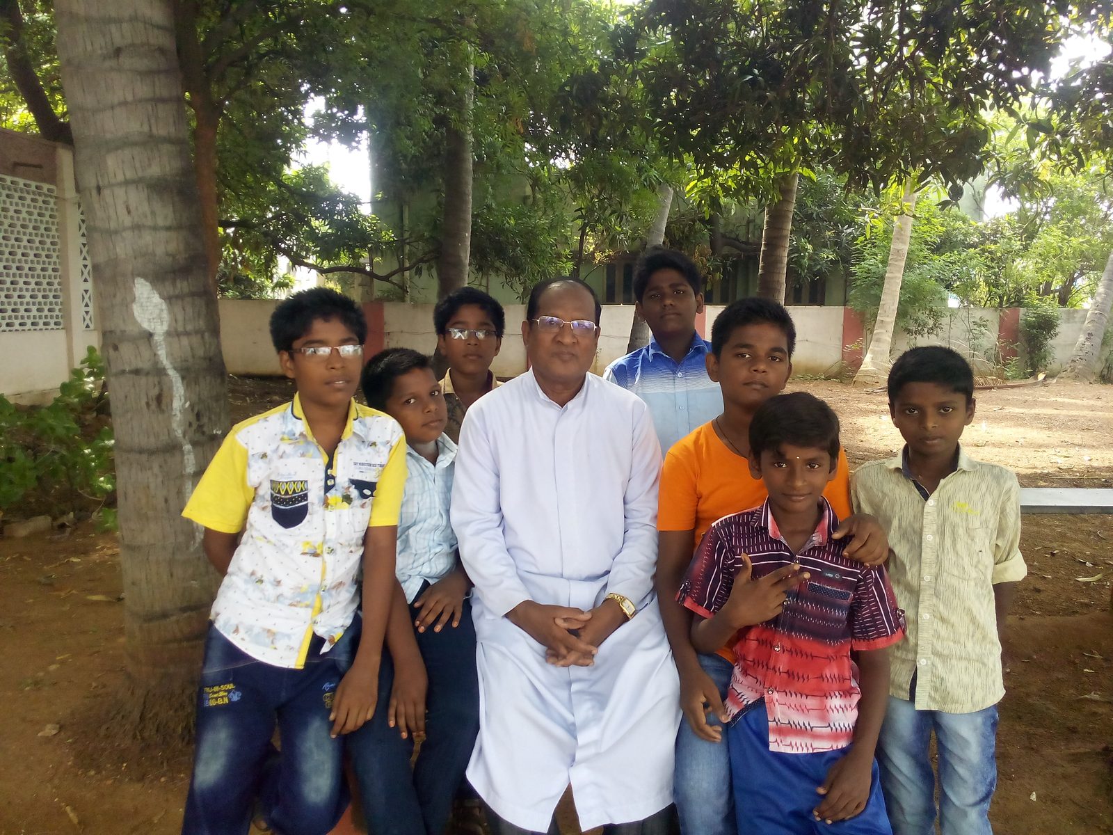 திருப்பலியில் சிறுவர்கள்