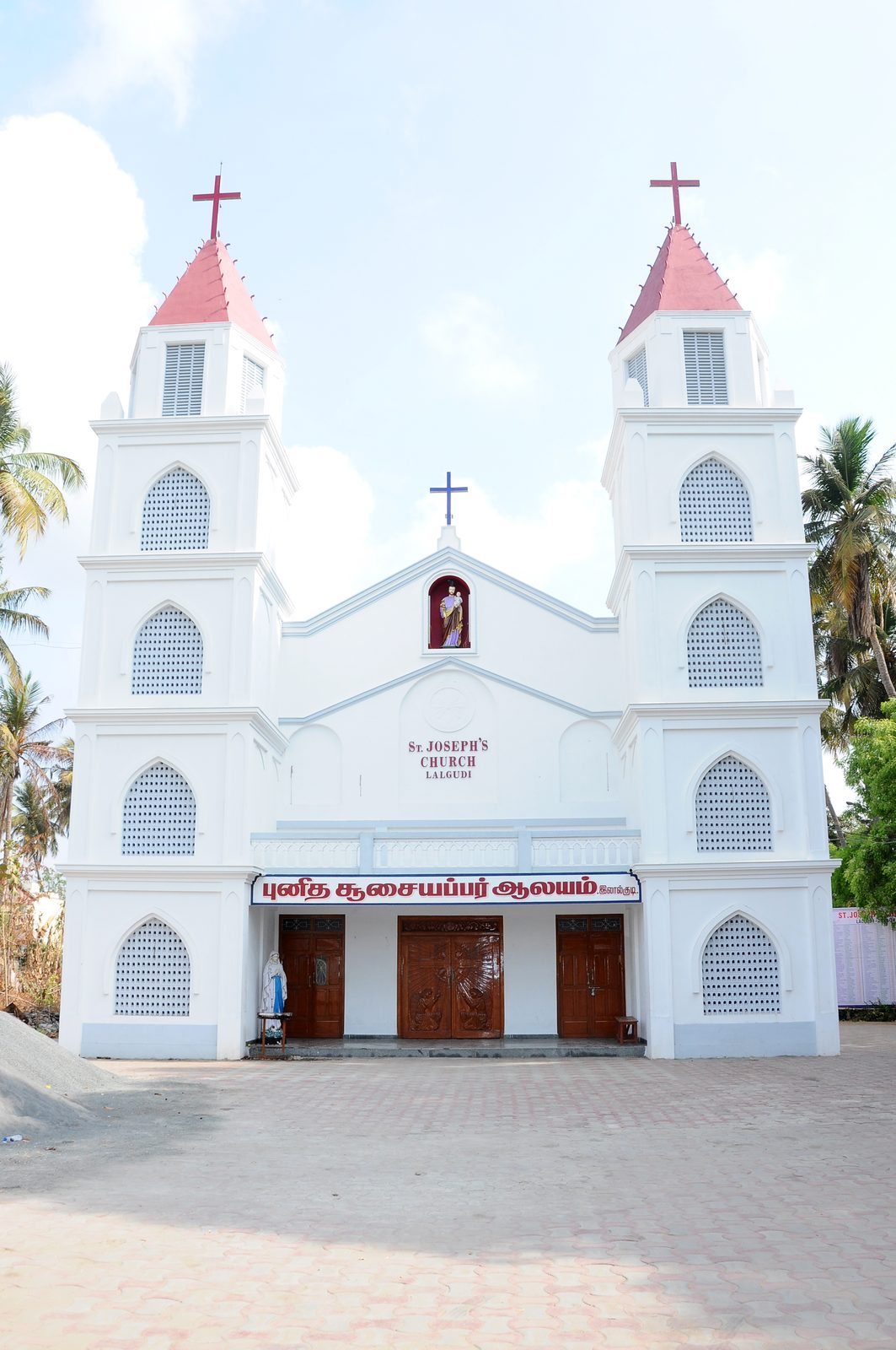ஆலய முகப்பின் நெருக்கமான காட்சி