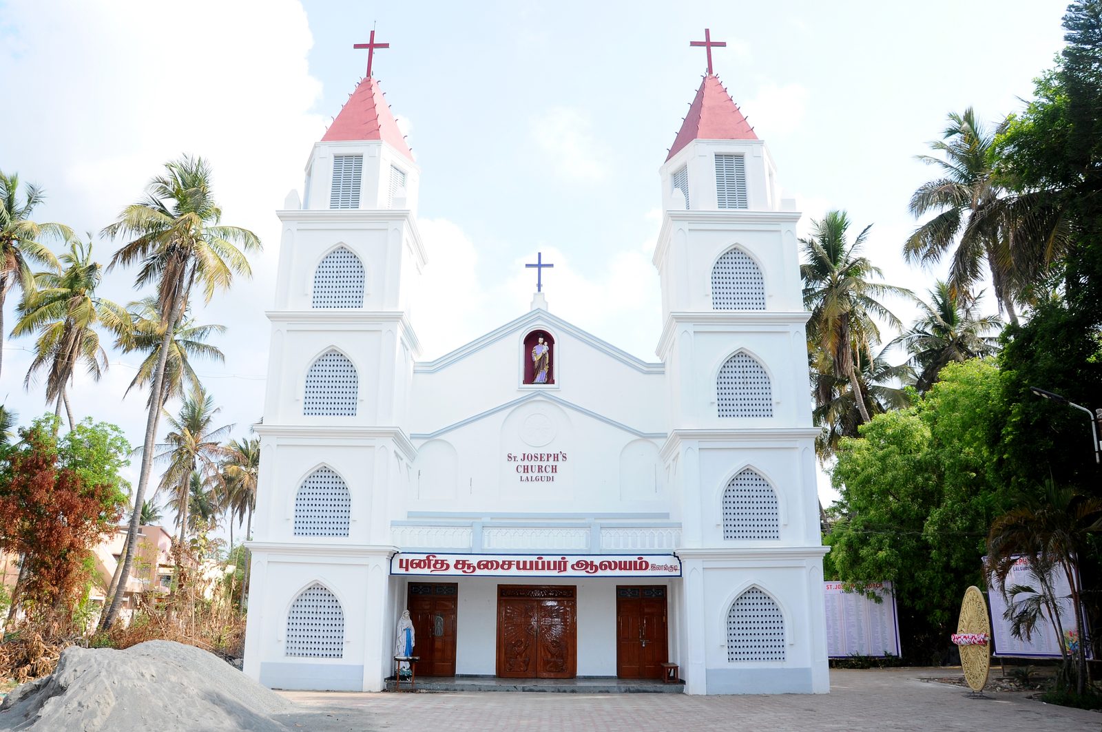 இரட்டைக் கோபுரங்களுடன் கூடிய ஆலய முகப்பு