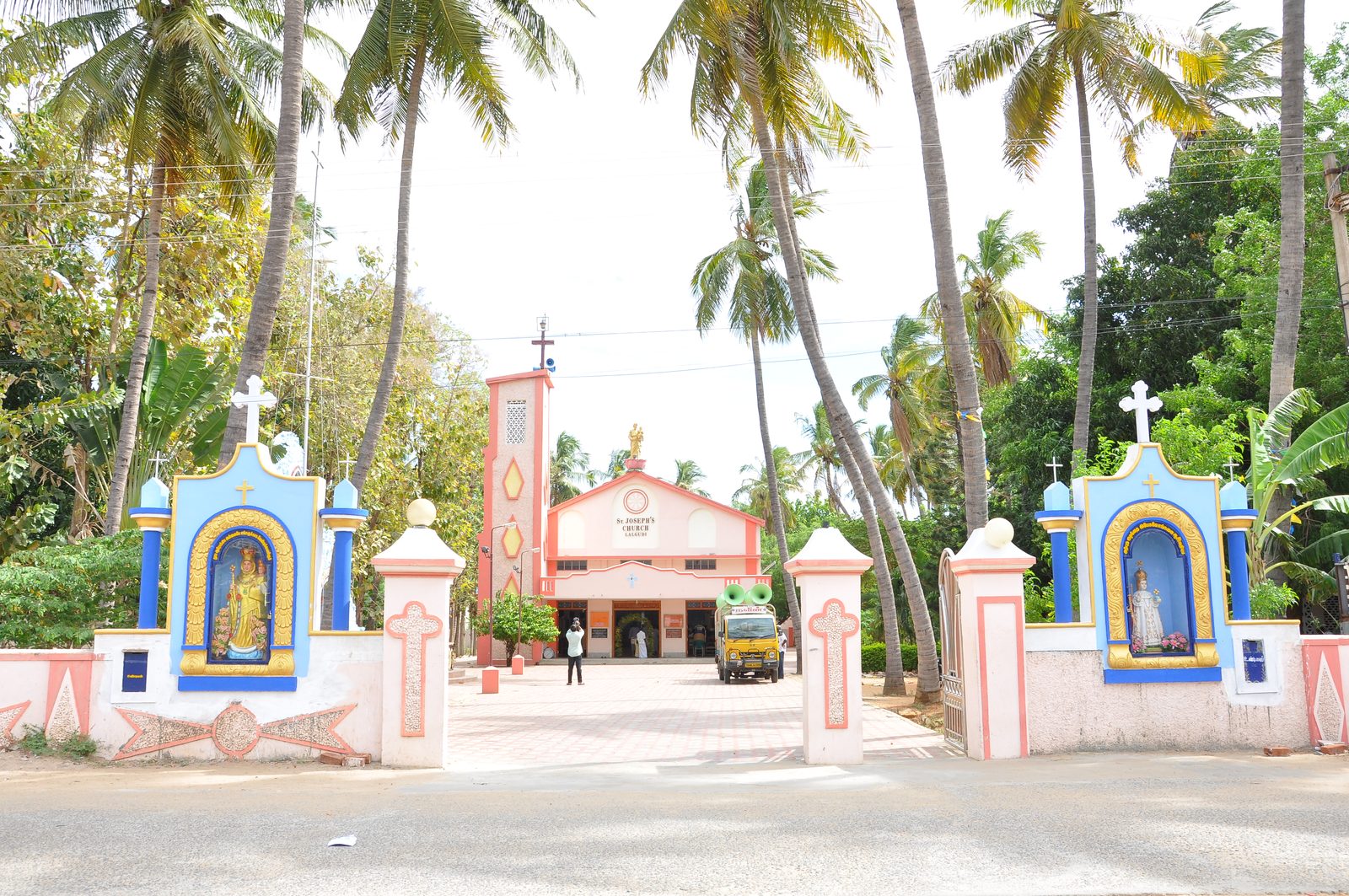 வழிபாட்டு உருவச் சிற்பங்களுடன் கூடிய ஆலய வாசல்