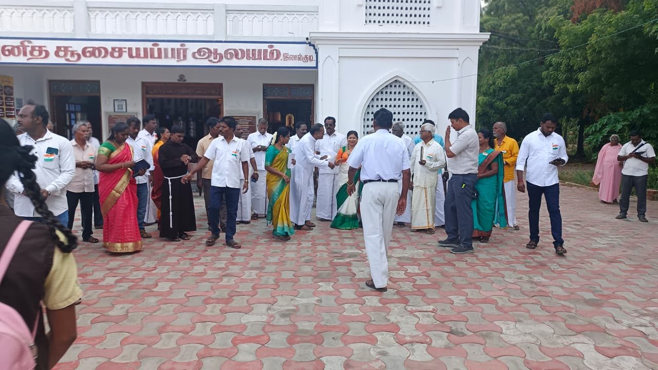 ஆலய முன்றலில் கூடியிருந்த பங்கினரும் விருந்தினரும்