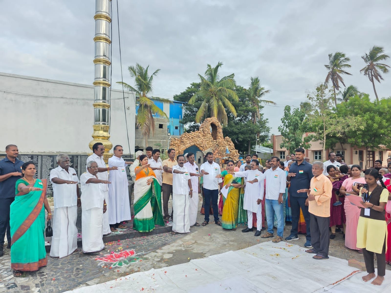 கொடியேற்று விழாவில் பங்குத் தந்தையரும் தலைவர்களும்