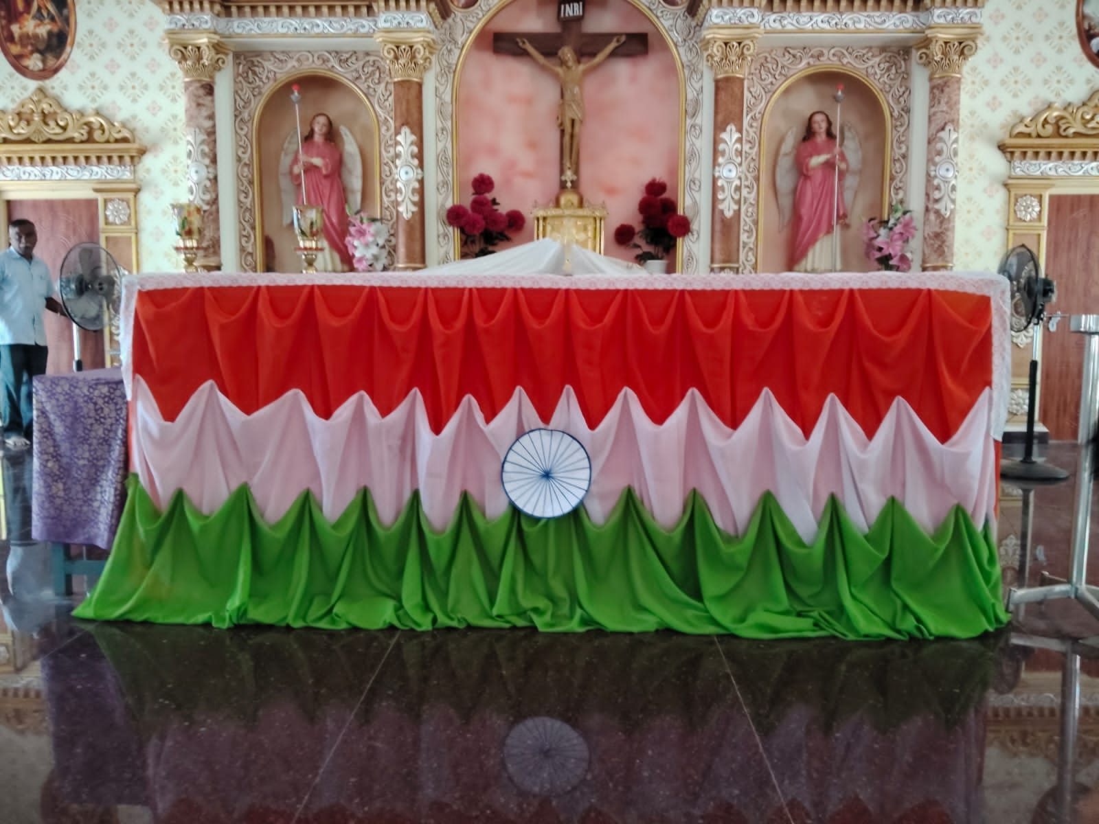 தேசியக் கொடி வண்ணங்களில் அலங்கரிக்கப்பட்ட பீடம்
