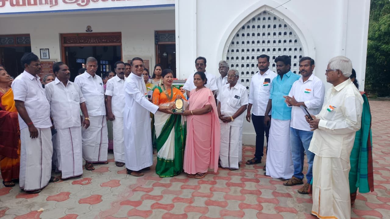 நினைவுப் பரிசு வழங்கும் நிகழ்வு