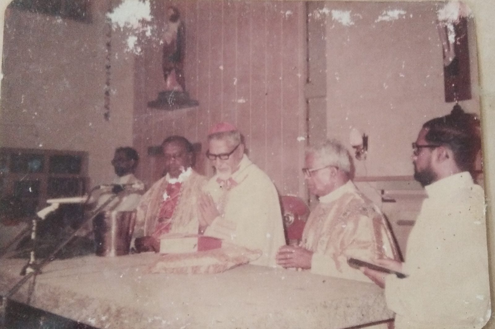 ஆயருடன் நிகழ்ந்த திருப்பலி — வரலாற்றுப் புகைப்படம்